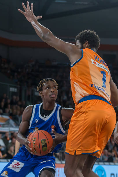 进攻球员必 进攻球员必